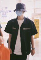 王一博换包了图片