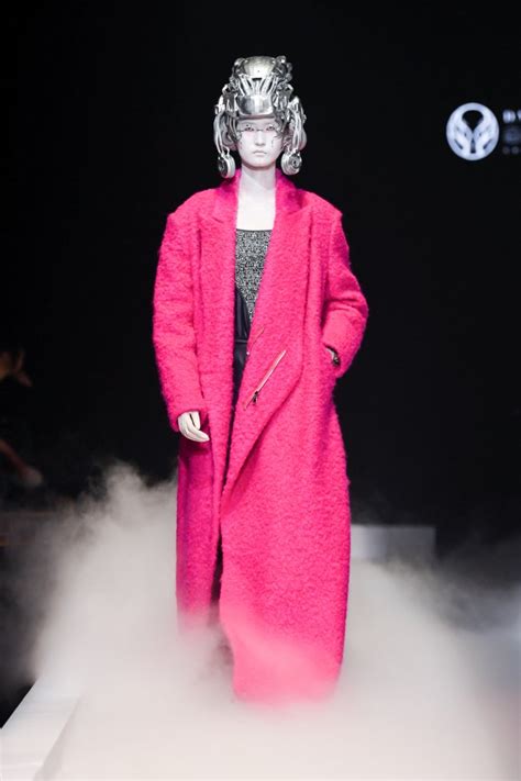 D.MARTINA QUEEN·丁洁 2021春夏高级成衣秀 - Beijing Spring 2021-天天时装-口袋里的时尚指南