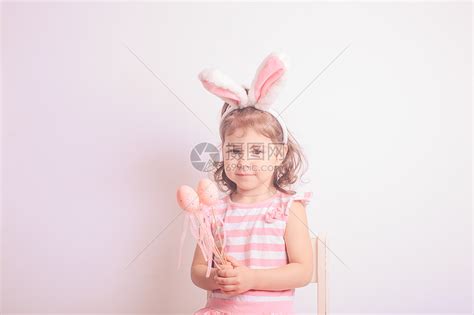 带着粉红色小鸡蛋的女孩复活节打猎粉红色装饰鸡蛋高清图片下载-正版图片300621876-摄图网