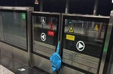 地铁门夹人是常事吗-如果地铁门夹到了人会不会松开-趣丁网