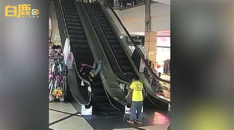 男孩关停扶梯致5岁小女孩摔倒|扶梯|电梯_新浪新闻
