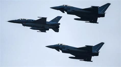 丹麦不光要给坦克大炮，乌克兰防长：欢迎F-16飞行员加入外籍军团|乌克兰|战斗机|丹麦_新浪新闻