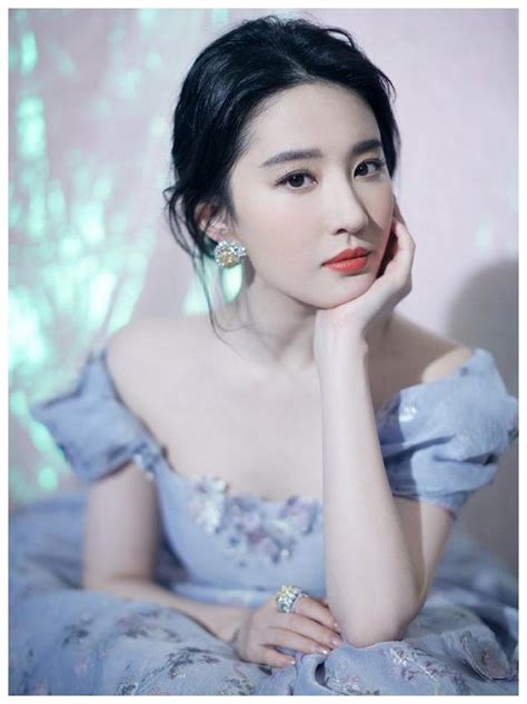 刘亦菲写真，33岁女神还是年轻漂亮，拍照美出新高度__财经头条