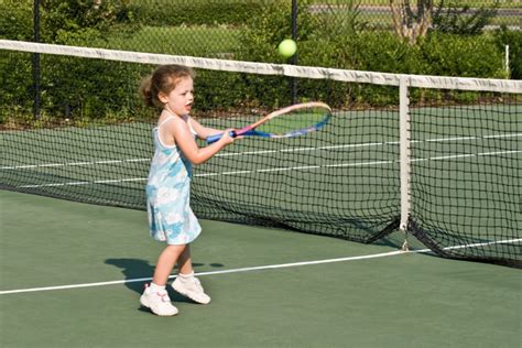 年轻网球运动员在法庭上打球高清图片下载-正版图片503528297-摄图网