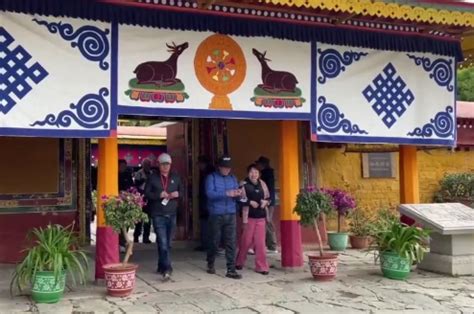 中国西藏发展论坛中外参访嘉宾在拉萨罗布林卡观藏戏跳锅庄_国内_海南网络广播电视台