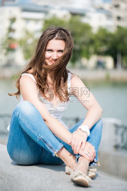 美丽的欧洲女人微笑户外高清图片下载-正版图片502464982-摄图网