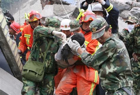 汶川地震中，3岁男孩被救时向解放军敬礼！如今他过得怎么样了？