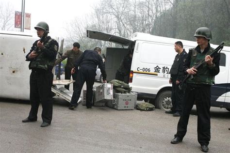 遇到抢劫怎么办？中国运钞车押运员喜欢用被部队淘汰的霰弹枪 - 今日头条(TouTiao.com)