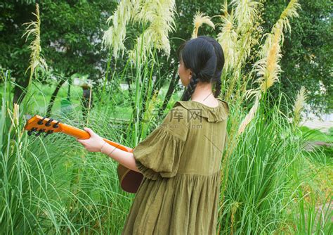抱着吉他女生头像温柔