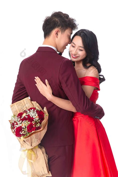 青年男人给女朋友送玫瑰花-包图企业站