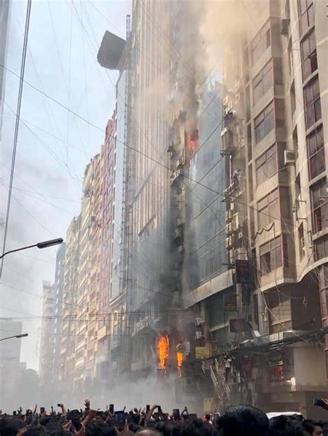 孟加拉国一座大楼发生火灾 至少6人跳楼逃生(图)_手机新浪网