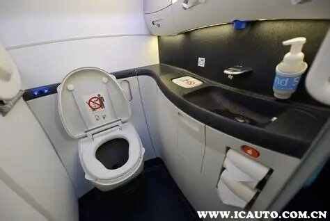 飞机上上厕所需要注意什么（飞机上能上厕所吗）
