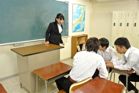 日本教师性感职业装_欧迈职装