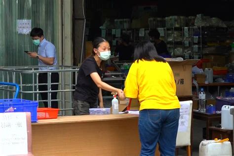 台湾防疫物资销量暴增，民众排长队抢购，业者日接上万单忙不过来_凤凰网视频_凤凰网
