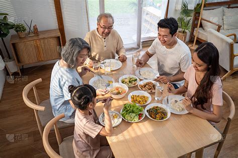 亚洲大家庭的幸福时光在餐桌上共进午餐。小女儿喜欢和爸爸、妈妈、爷爷奶奶一起吃饭。多代人的家庭关系和活