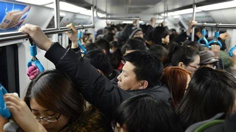 南京1.2.3号线地铁上下班高峰挤疯了！你每天在哪站挤地铁？快进来感受一下！