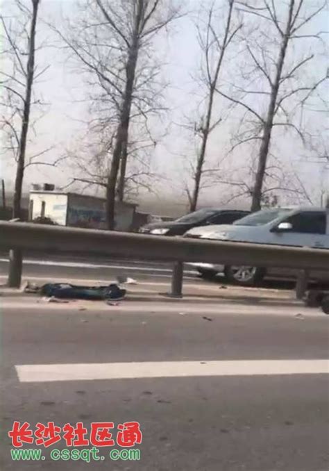 长沙芙蓉北路发生一起交通事故 护栏被撞飞50余米 - 三湘万象 - 湖南在线 - 华声在线