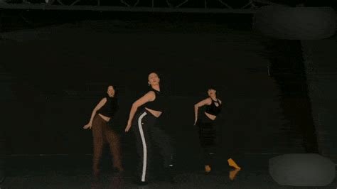 黄磊44岁妻子孙莉发舞蹈短片大秀舞技 动作连贯体态优美_新浪图片