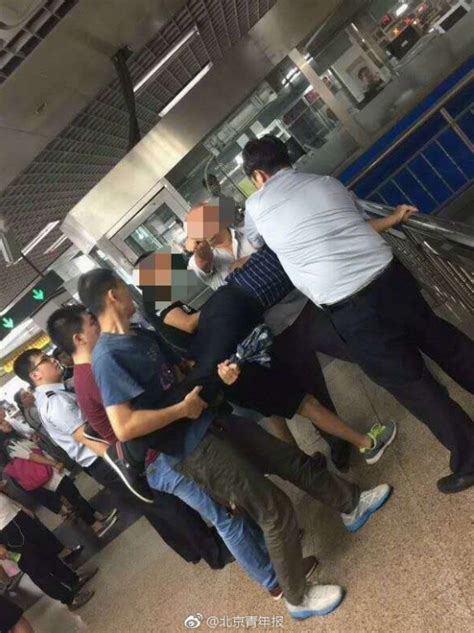 北京一色狼地铁猥亵女子 被抓后欲跳楼