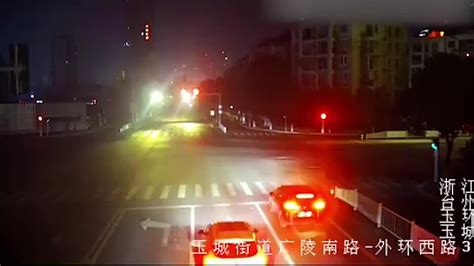 红绿灯路口，醉驾男子挂着“D”挡踩着刹车酣然入睡_凤凰网视频_凤凰网