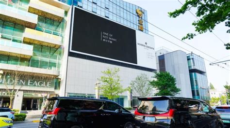 上海静安南京西路金鹰国际户外折角LED屏广告，上海LED大屏广告价格-业界数据-全媒通