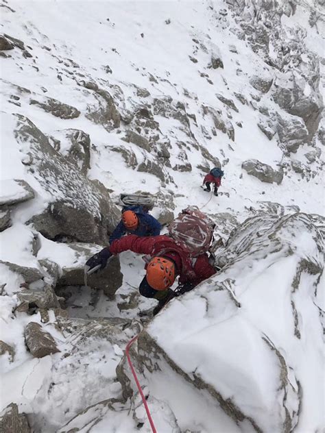 女大学生攀登四姑娘山坠亡后续：36名救援人员送其遗体下山|界面新闻 · 中国