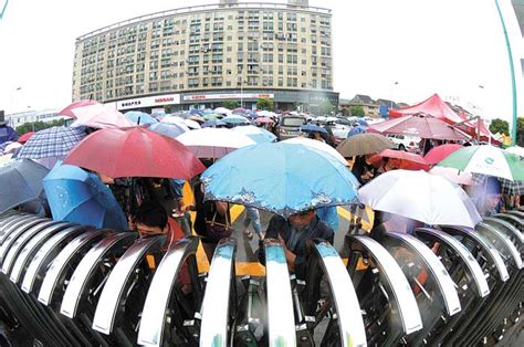 中考开考前突降大雨，长沙校园再现护航“雨伞桥” | 潇湘晨报网