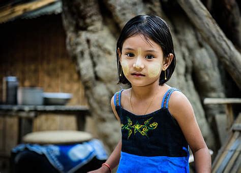 仰望的缅甸女孩高清摄影大图-千库网