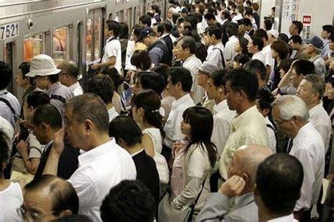 日本东京地铁因乘客过多致车厢玻璃破裂(图)|东京地铁_新浪新闻