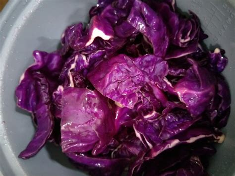 【炝拌紫甘蓝的做法步骤图，炝拌紫甘蓝怎么做好吃】疯狂的小猪仔_下厨房