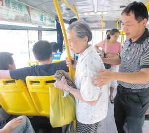 公交车上的未给老人让座的高中生高清图片下载-正版图片502045239-摄图网
