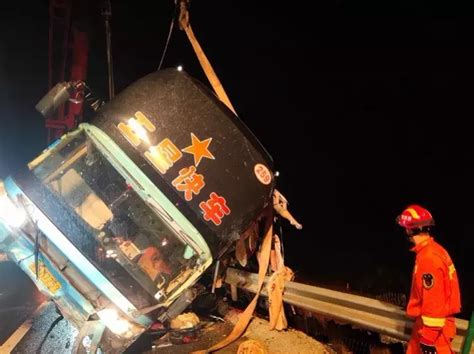 广州出发大巴侧翻7死11伤，原因披露！多人被甩到10米高桥下 - 液压汇