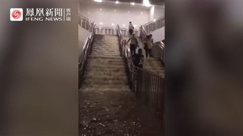 【图集】北京遭暴雨袭击：街道成河，车辆被淹没，市民淌水上班|界面新闻 · 图片