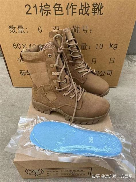 Srel这款踝靴不仅保留了军靴的实用功能性图片