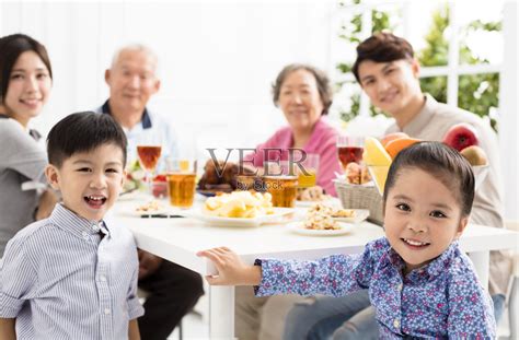 幸福的亚洲家庭在家吃饭照片摄影图片_ID:302712473-Veer图库