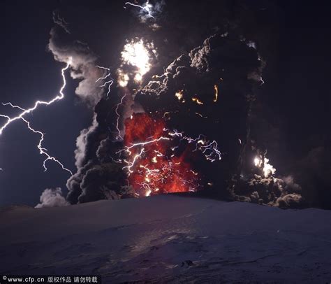 冰岛摄影师纪录埃亚菲亚德拉冰盖火山喷发全景_新闻中心_新浪网