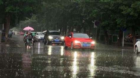 太原遭遇暴雨袭城 部分路段出现内涝