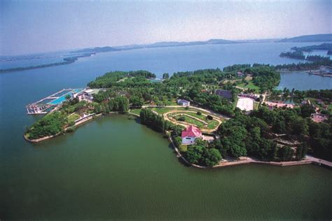 东湖位于临海的繁华地段
