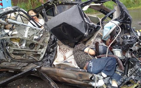 【现场图片】四川发生惨烈车祸 小轿车被撞粉碎-新闻中心-南海网