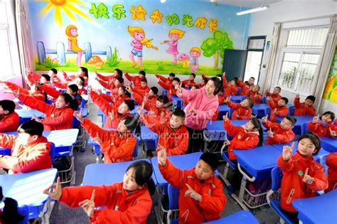 安徽安庆：课堂上推广黄梅戏手势舞-人民图片网