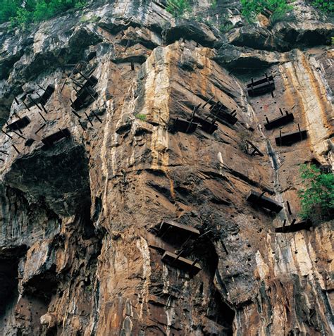震惊世人！这个民族居然把他们的棺材挂在悬崖上，风吹日晒数百年(震惊世人的意思) | 布达拉宫
