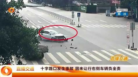 十字路口发生事故，因未让行右侧车辆负全责_腾讯视频
