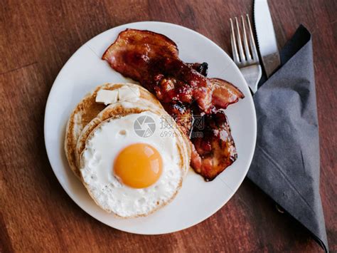 美味的早餐包括煎饼煎蛋和培根高清图片下载-正版图片505535237-摄图网