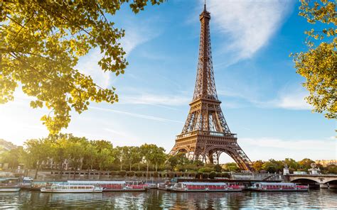 巴黎市政府为了显示对奥运的热情和能力，于23日和24日举办大规模的奥林匹克日活动。包括在赛纳河上设立漂浮的田径运动场。