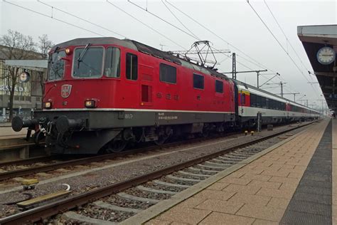 SBB 11112 prepares with IC 283 at Singen (Hohentwiel) for departure ...
