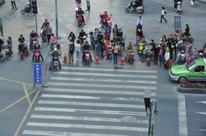 福州开罚“中国式过马路”-中国青年报