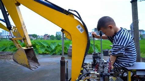台州老爸给儿子自制“儿童挖掘机” 2岁娃已是老司机-台州频道