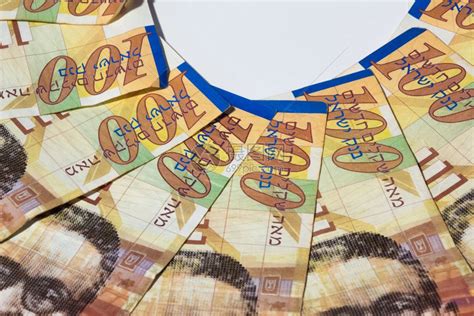 以色列10谢克尔的钞票堆积在最上面高清图片下载-正版图片306875340-摄图网
