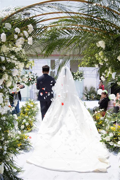 婚礼中午新人户外结婚摄影图配图高清摄影大图-千库网