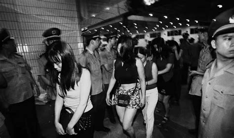 深圳警方突击扫黄 女子抱头蹲成一排|团伙|警方|扫黄_新浪新闻